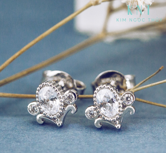 Đôi bông tai vàng được thiết kế đính đá cổ điển, sang trọng.