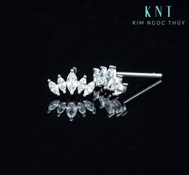 Đôi bông tai vàng hình chiếc vương miện nhỏ nhắn nhưng đầy thu hút.