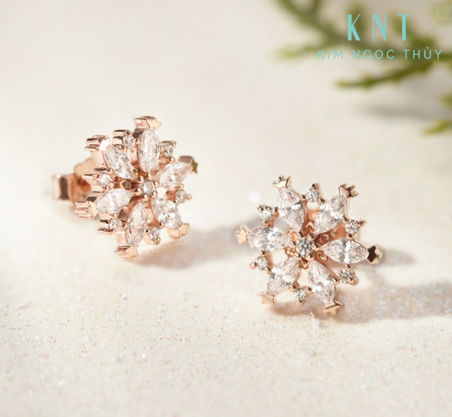 Đôi bông tai vàng mang hình bông tuyết lộng lẫy, kiêu sa.