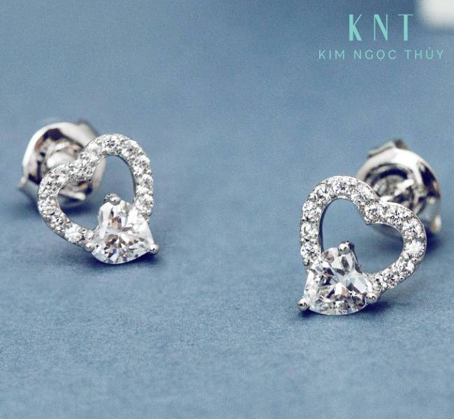 Bông tai vàng đính đá dáng trái tim mang lại nét nữ tính dịu dàng cho chủ sở hữu.