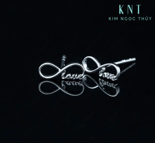 Đôi bông tai hình trái tim vĩnh cửu mang lời khẳng định cho tình yêu lứa đôi.