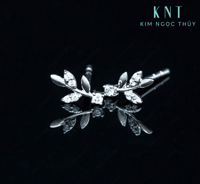 Mẫu bông tai vàng khắc hình chiếc lá thanh thoát và độc đáo.