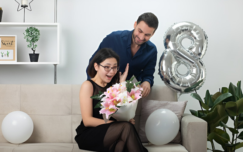 Cặp đôi đang cùng nhau nâng ly trong bữa tối lãng mạn tại nhà.