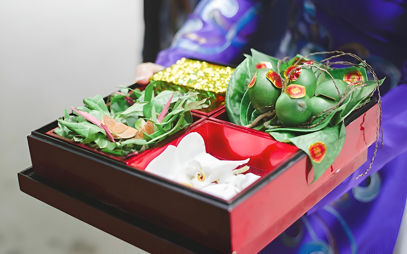 Lễ lại quả (trả lễ) là việc nhà gái gửi lại một phần lễ vật trong sính lễ mà nhà trai đã mang đến