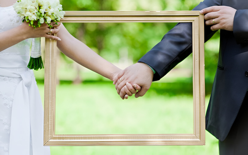 Một người đang sử dụng máy tính để lên kế hoạch ngân sách cho ngày kỷ niệm.