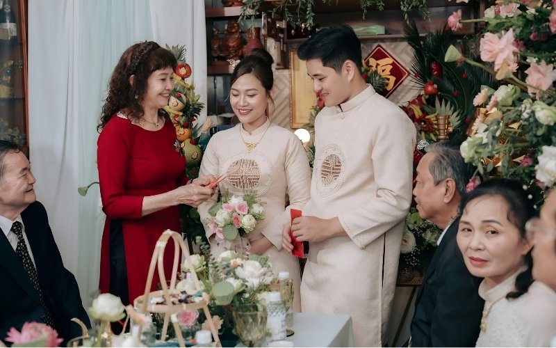 Cô dâu chú rể nhận lời chúc phúc từ các bậc trưởng bối trong gia đình.