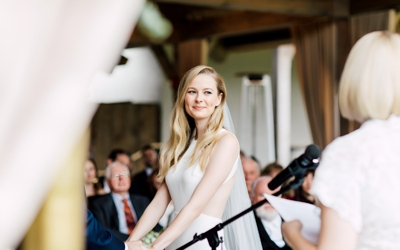 Một vị khách đang đứng phát biểu, gửi lời chúc mừng đến cô dâu chú rể.