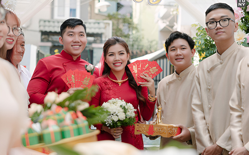 Đội bê tráp nam nữ mặc áo dài đồng bộ, chuẩn bị kỹ lưỡng cho lễ ăn hỏi