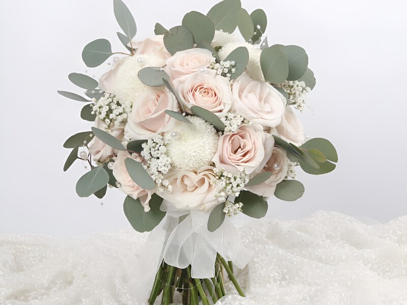 Hoa cưới cầm tay thật có màu sắc chân thật.