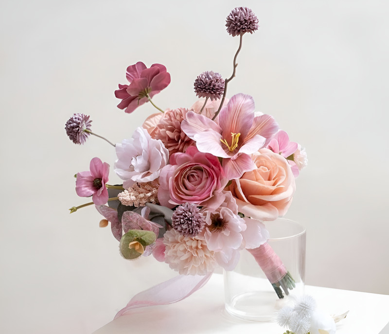 Hoa cưới cầm tay lụa.