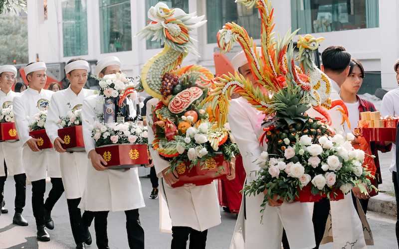 Đội hình bê tráp nam nữ mặc áo dài truyền thống trong lễ ăn hỏi