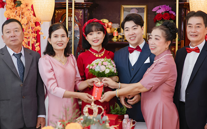 Đại diện nhà gái đáp lời, cảm ơn và chấp thuận lời xin dâu