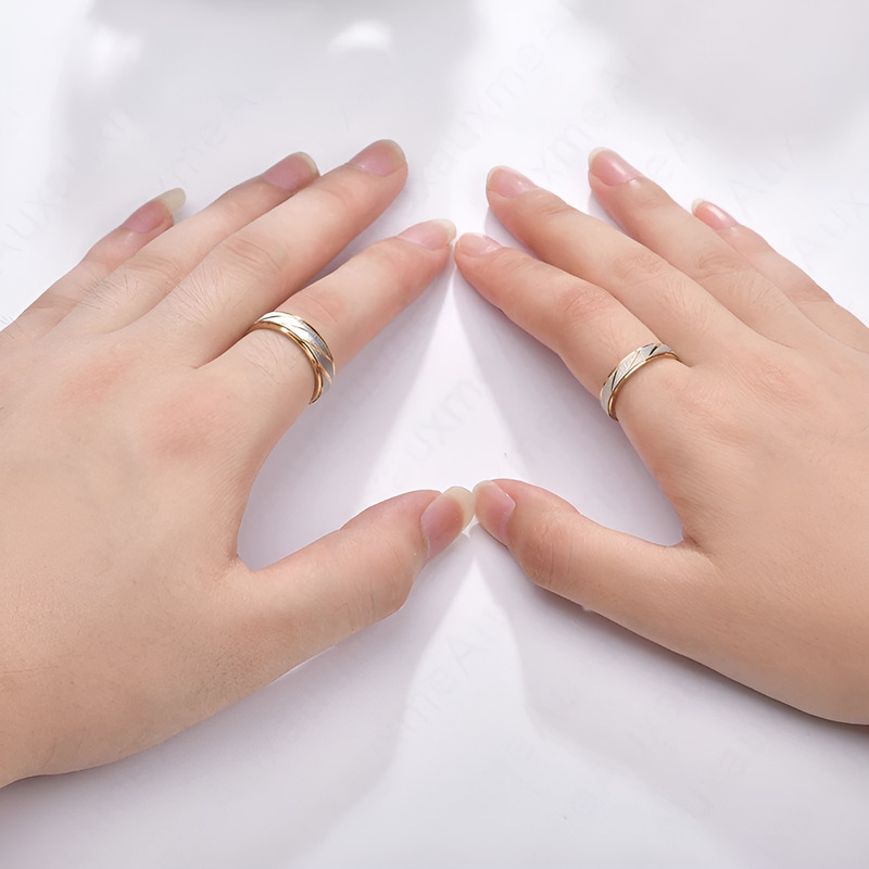 Cận cảnh cặp nhẫn đôi chất liệu titan với thiết kế hiện đại, bền màu