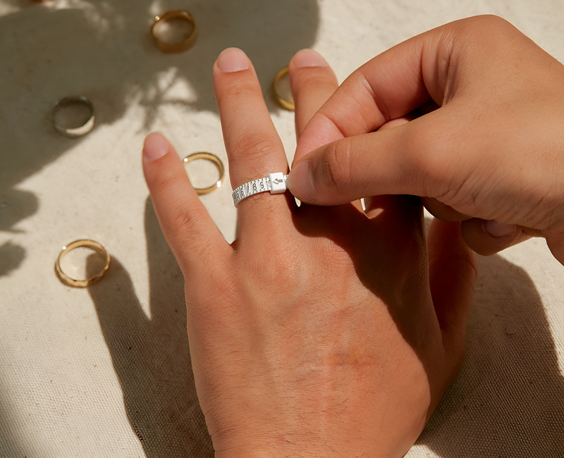 Hướng dẫn đo size nhẫn tại nhà bằng một mảnh giấy và thước kẻ