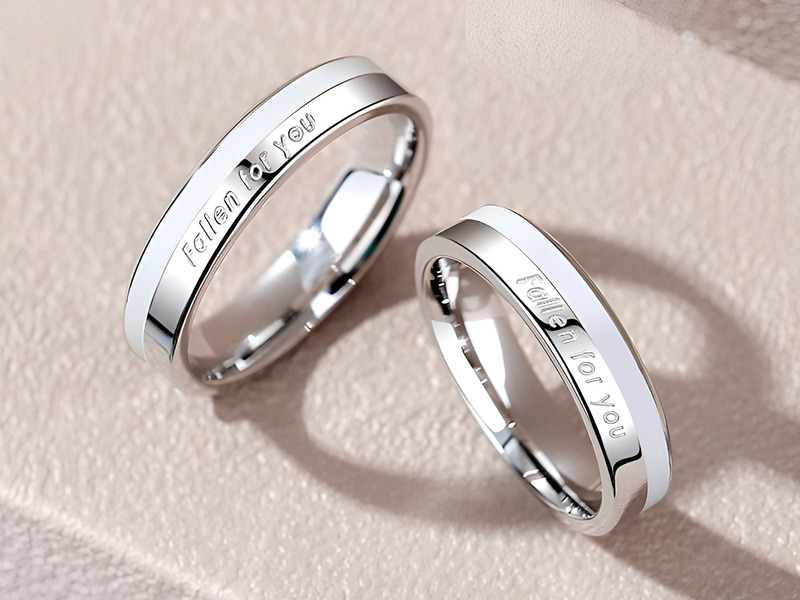 Cặp nhẫn đôi được khắc tên và ngày kỷ niệm tạo dấu ấn cá nhân