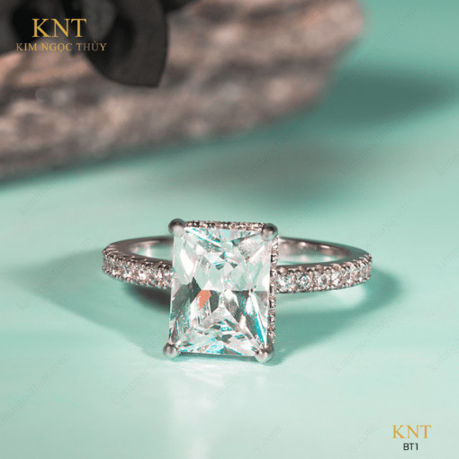 Nhẫn đính hôn BT1 đính đá chủ vuông độc đáo