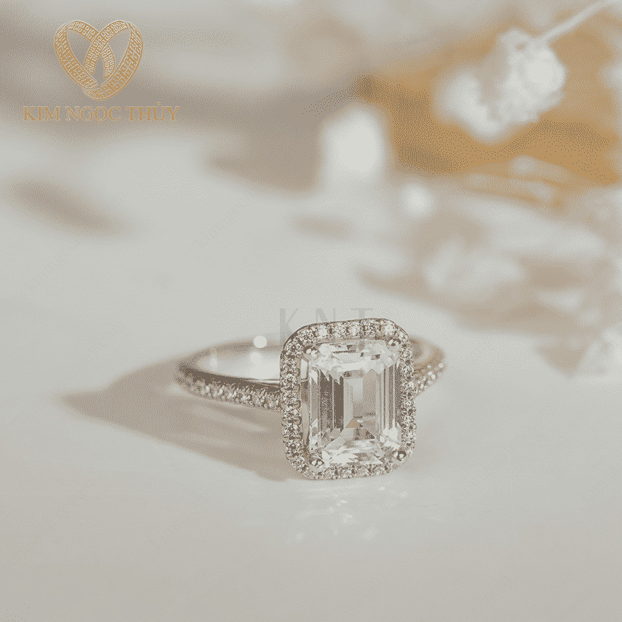Nhẫn đính hôn DH16 nổi bật với đá chủ hình chữ nhật