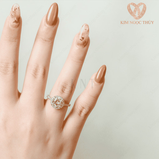Nhẫn đính hôn DH14 thiết kế phù hợp với nhiều kiểu dáng tay