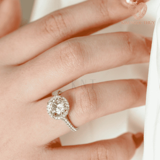 Nhẫn đính hôn DH14 viền đá tấm tinh xảo quanh viền nhẫn