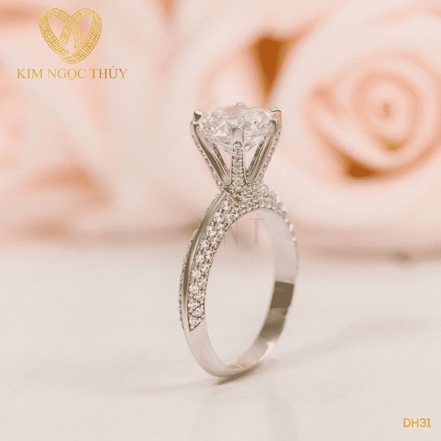 Nhẫn đính hôn DH31 đính đá chủ lớn viền đá tấm tinh tế