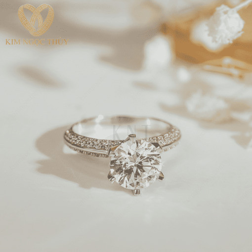Nhẫn đính hôn DH31 nổi bật với thiết kế sang trọng