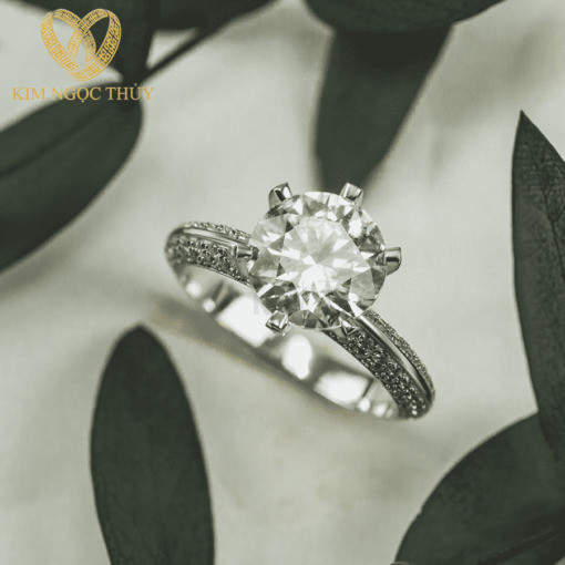 Nhẫn đính hôn DH31 viền đá tấm quanh thân nhẫn