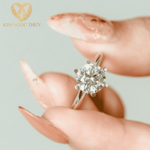 Nhẫn đính hôn DH4 nổi bật với đá chủ lớn