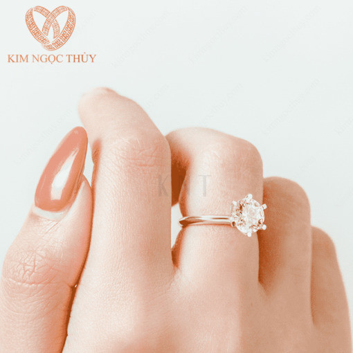 Nhẫn đính hôn DH4 làm nổi bật bàn tay khi đeo
