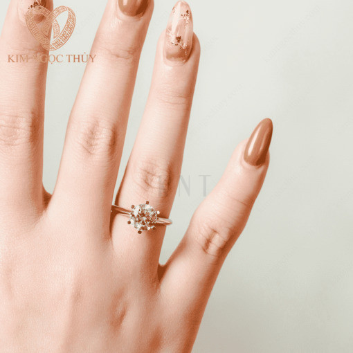 Nhẫn đính hôn DH4 phù hợp với nhiều kiểu dáng tay