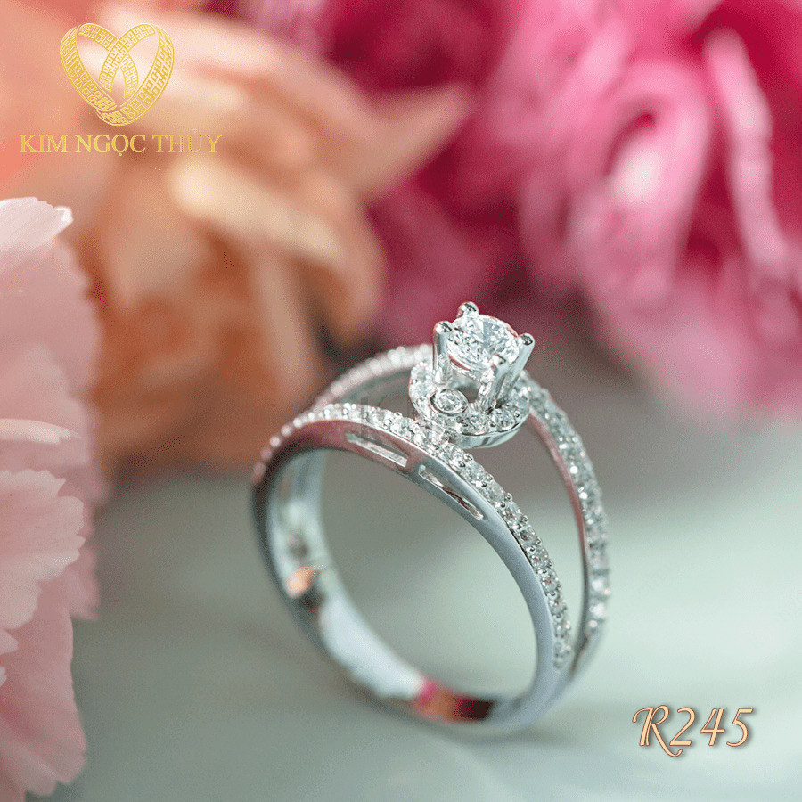 Nhẫn đính hôn R245 thiết kế hai tầng đính đá chủ nổi bật