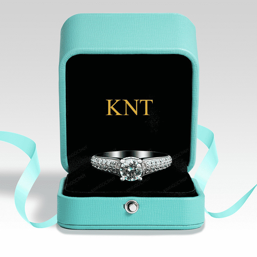 Nhẫn đính hôn R311 nổi bật với đá chủ sáng và viền đá tấm