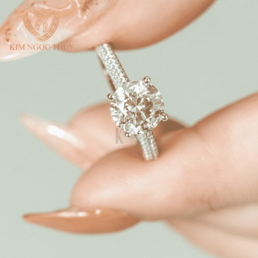 Nhẫn đính hôn R320 đính đá tấm lấp lánh quanh viền nhẫn