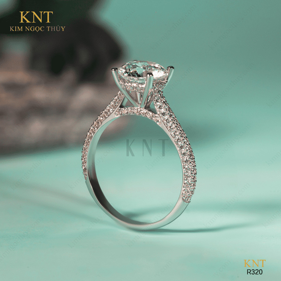 Nhẫn đính hôn R320 đính đá chủ và đá tấm lấp lánh tinh tế