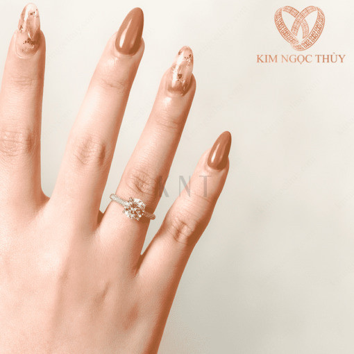 Nhẫn đính hôn R320 phù hợp với nhiều kiểu dáng tay