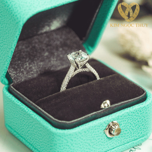 Nhẫn đính hôn R320 phù hợp với quý cô yêu thích sự hoàn hảo