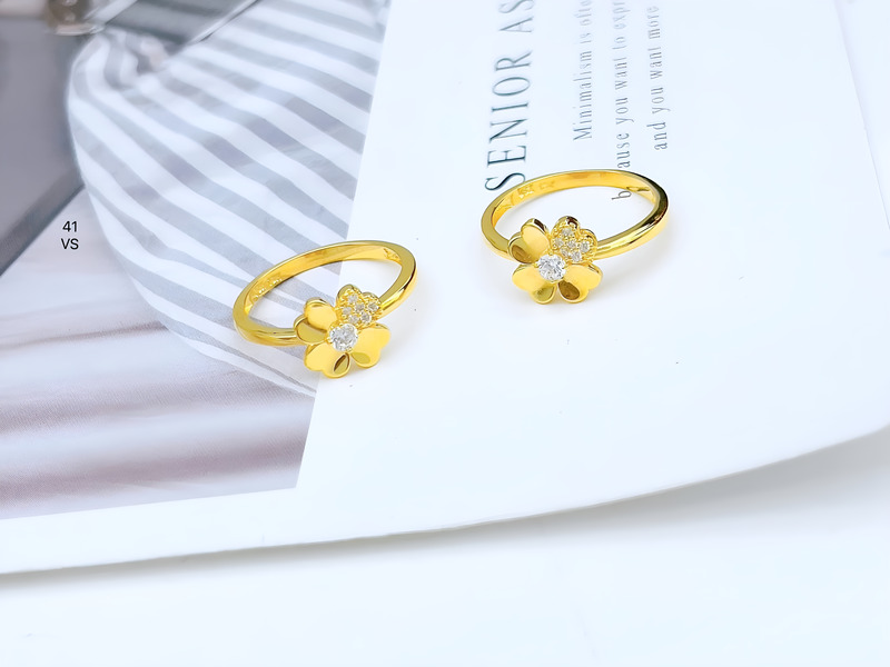 Nhiều mẫu nhẫn vàng cỏ bốn lá với các thiết kế đa dạng.