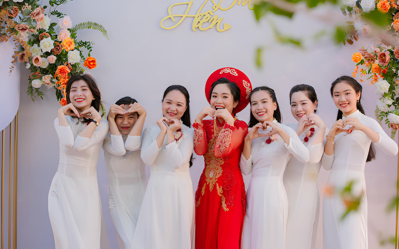 Nhóm bạn thân đang vui vẻ chụp ảnh cùng cô dâu trong ngày cưới