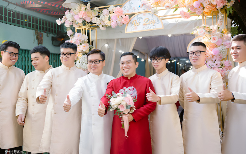 Dàn bê tráp nam nữ xếp hàng ngay ngắn, số lượng tương ứng với mâm quả cưới