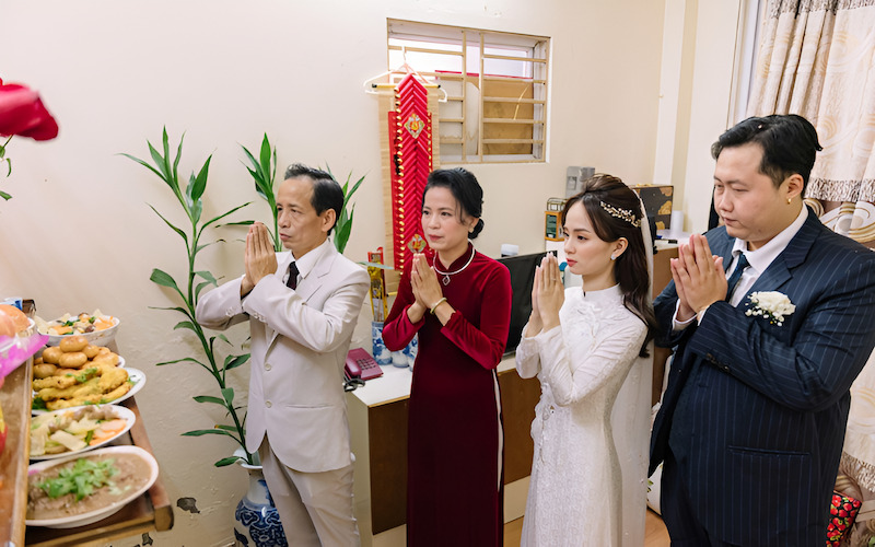 Hai gia đình nên thống nhất trước số lượng người tham dự ở mỗi bên để đảm bảo không gian buổi lễ ấm cúng