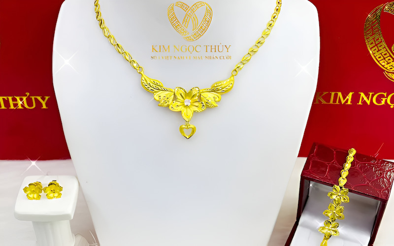 Bộ sưu tập trang sức vàng bao gồm nhẫn, dây chuyền và bông tai.