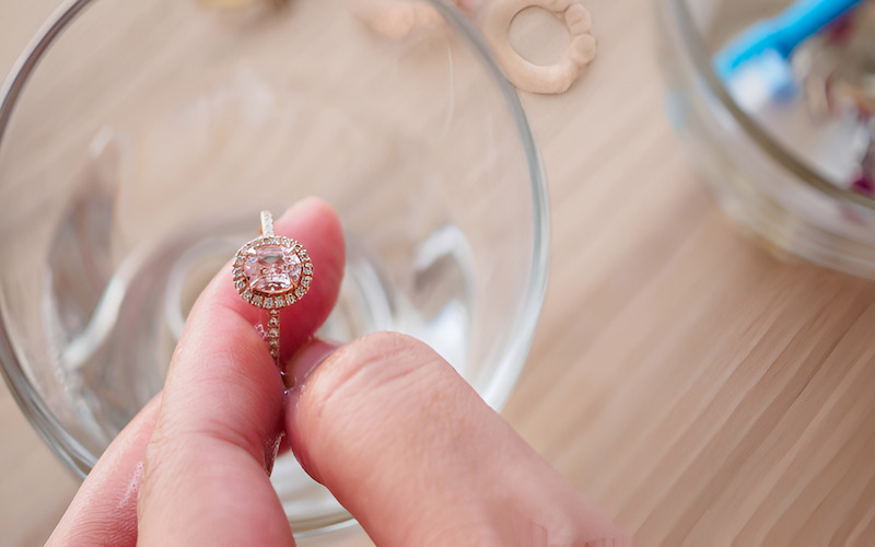 Cận cảnh một chiếc nhẫn đính đá bị xỉn màu, bám bẩn