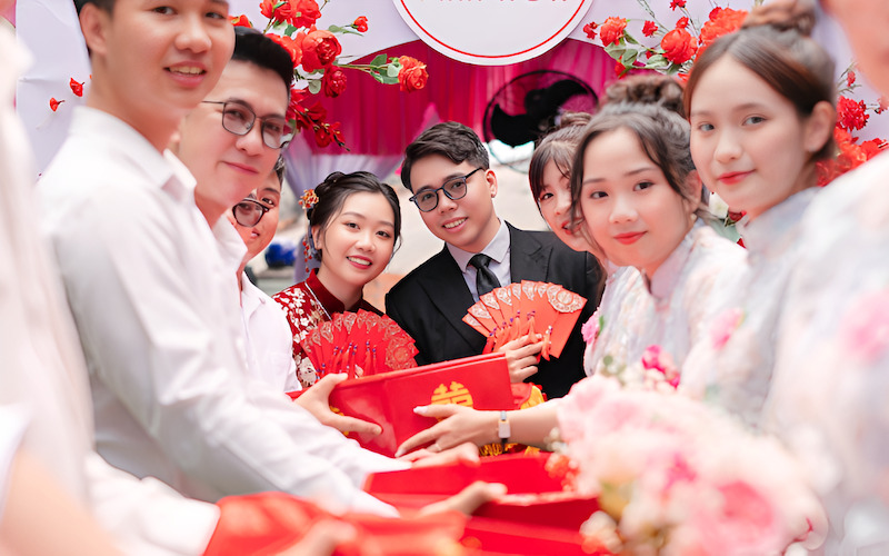 Đội bê tráp (hay còn gọi là đội bưng quả, đội hình đỡ lễ) gồm các chàng trai đại diện nhà trai và các cô gái đại diện nhà gái, thực hiện nghi lễ trao và nhận mâm quả.