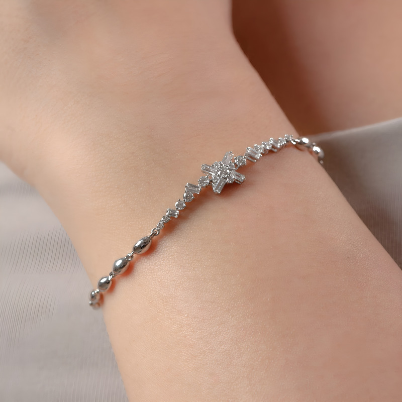 Cận cảnh cặp nhẫn cưới bằng vàng trắng có thiết kế hiện đại, tinh xảo