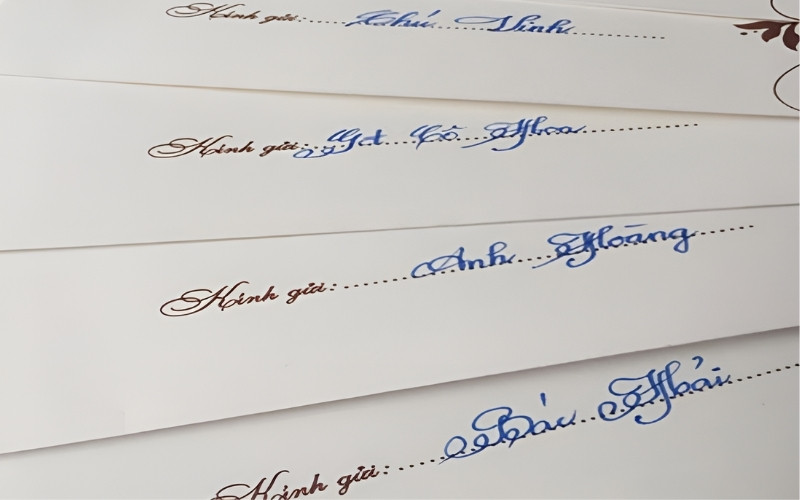 Cặp đôi trẻ trao thiệp mời cho bậc trưởng bối trong gia đình.