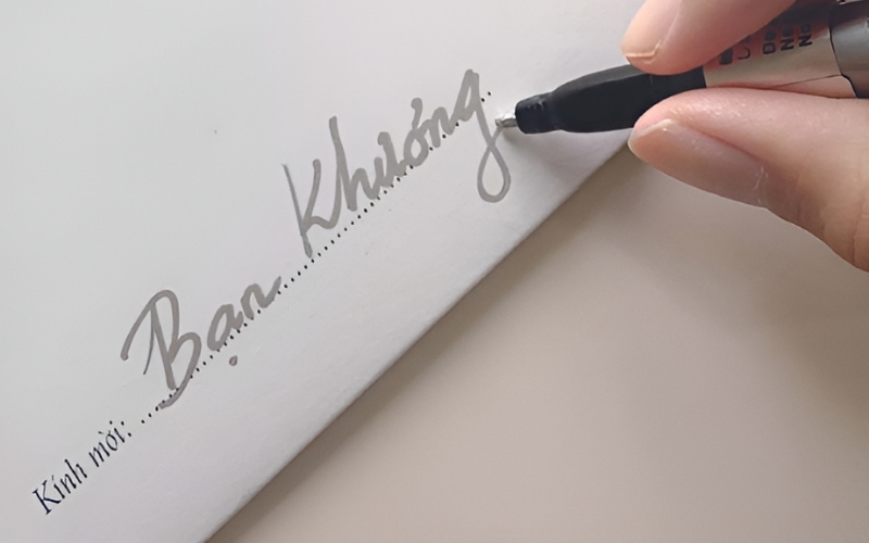 Nhóm bạn bè thân thiết vui vẻ chụp ảnh cùng nhau.