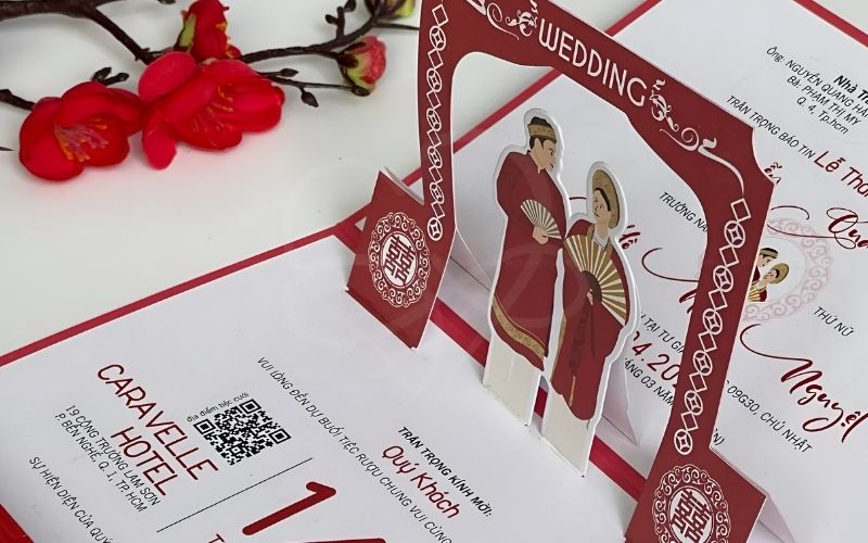 Cha mẹ đứng cùng cô dâu chú rể để mời khách.