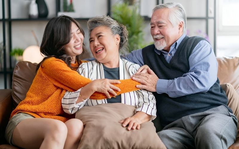 Cô dâu chú rể tham khảo ý kiến của người lớn tuổi trong gia đình.