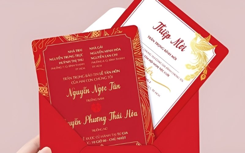 So sánh hai mẫu thiệp cưới của nhà trai và nhà gái.