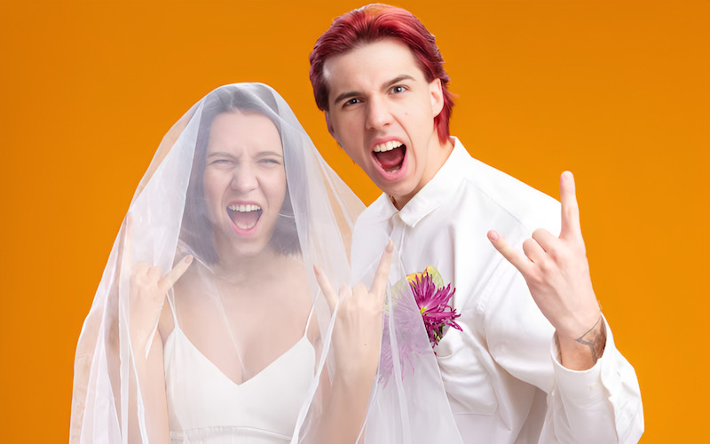 Cô dâu và chú rể đang tương tác vui vẻ, hạnh phúc trong buổi chụp ảnh cưới.