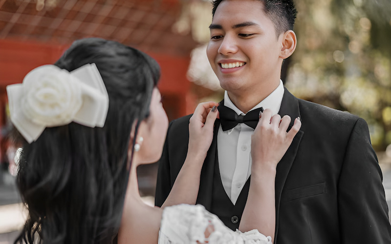 Cận cảnh đôi bàn tay của cô dâu chú rể đang nắm chặt lấy nhau.